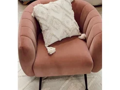 Butaca de 81x75x72 cm de terciopelo en color rosa y con patas metálicas negras Telma