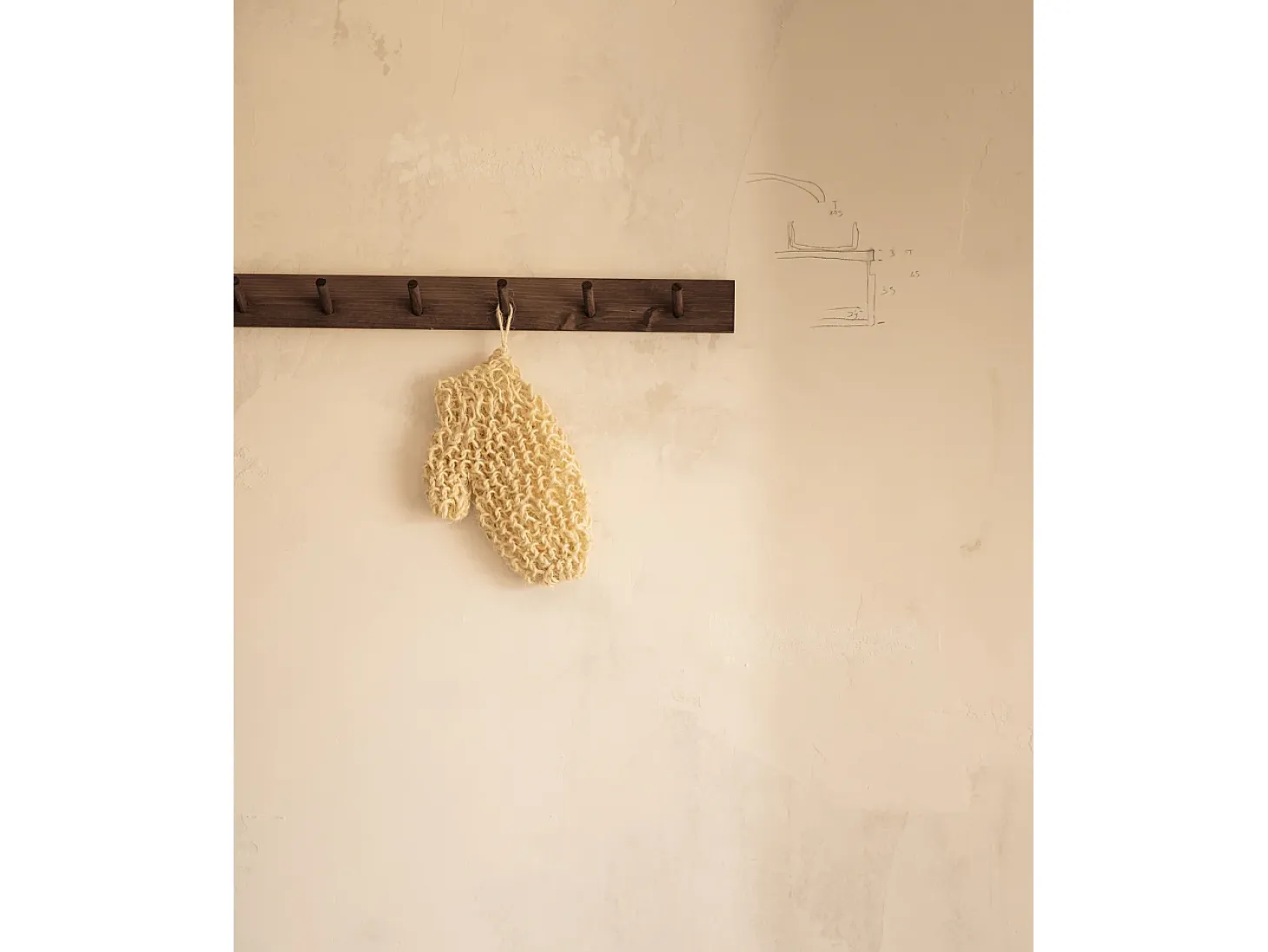 Colgador de pared de madera maciza en tono nogal de 61x5cm - KATE - DECOWOOD