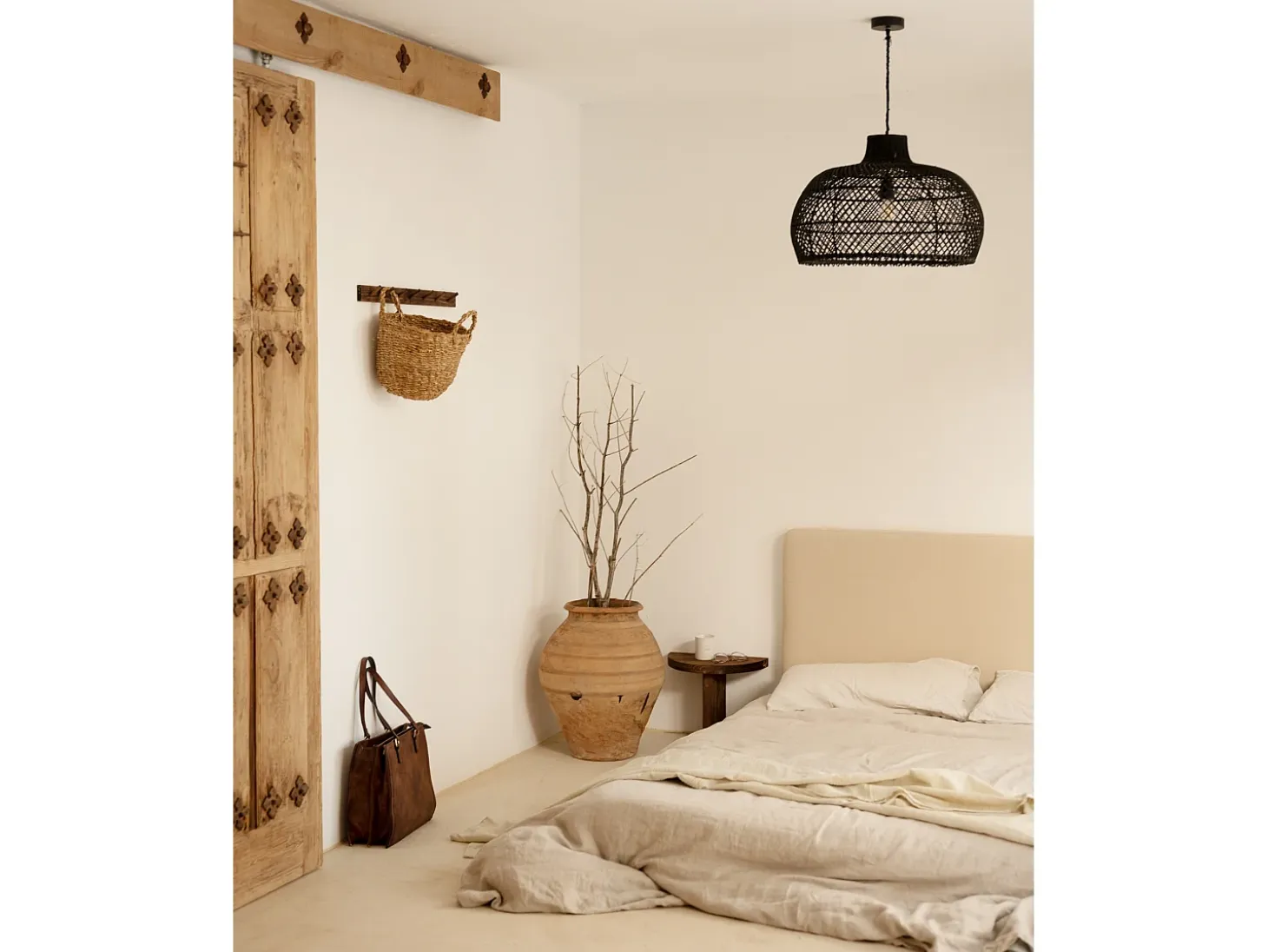Colgador de pared de madera maciza en tono nogal de 61x5cm - KATE - DECOWOOD