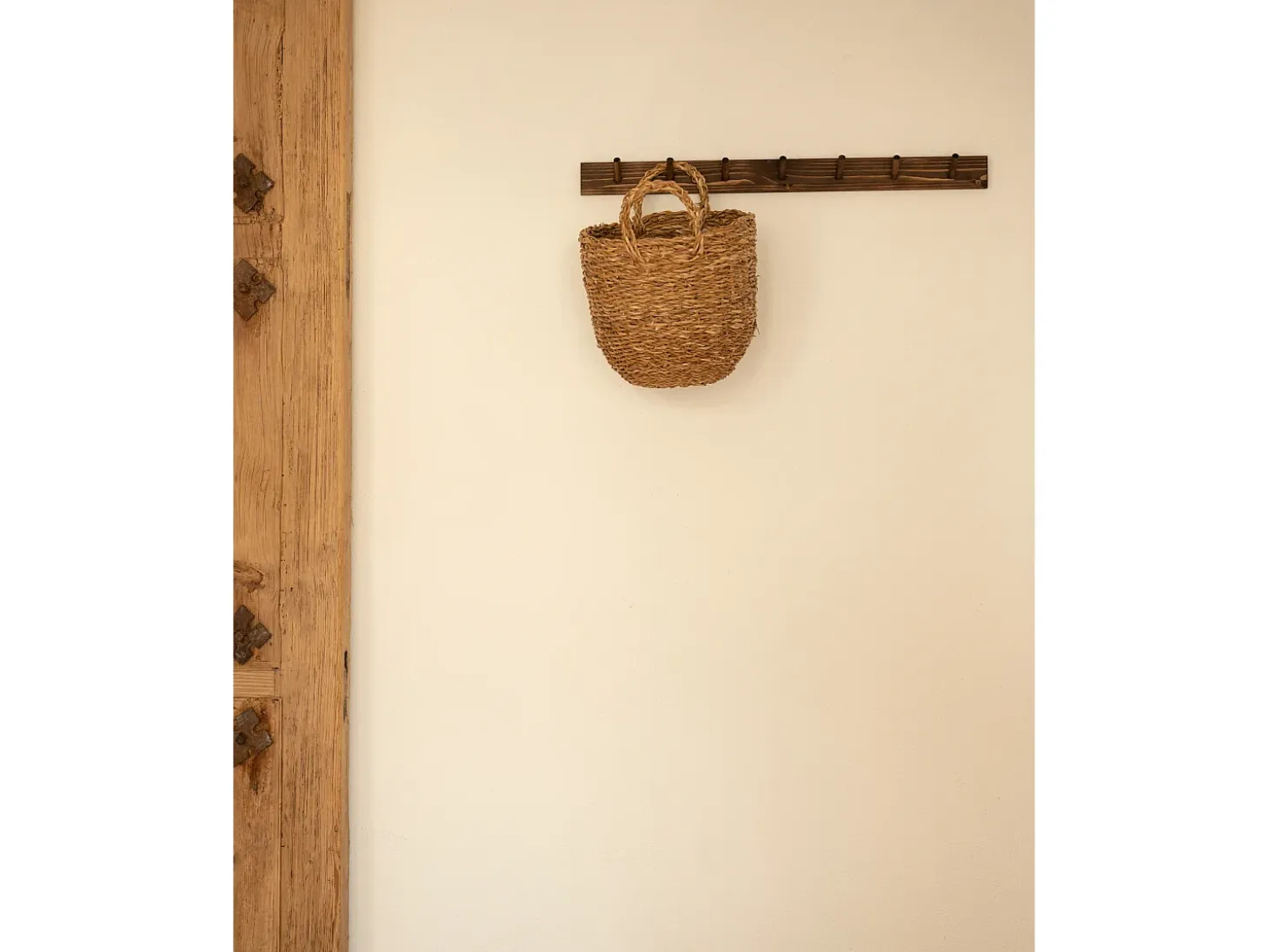 Colgador de pared de madera maciza en tono nogal de 61x5cm - KATE - DECOWOOD
