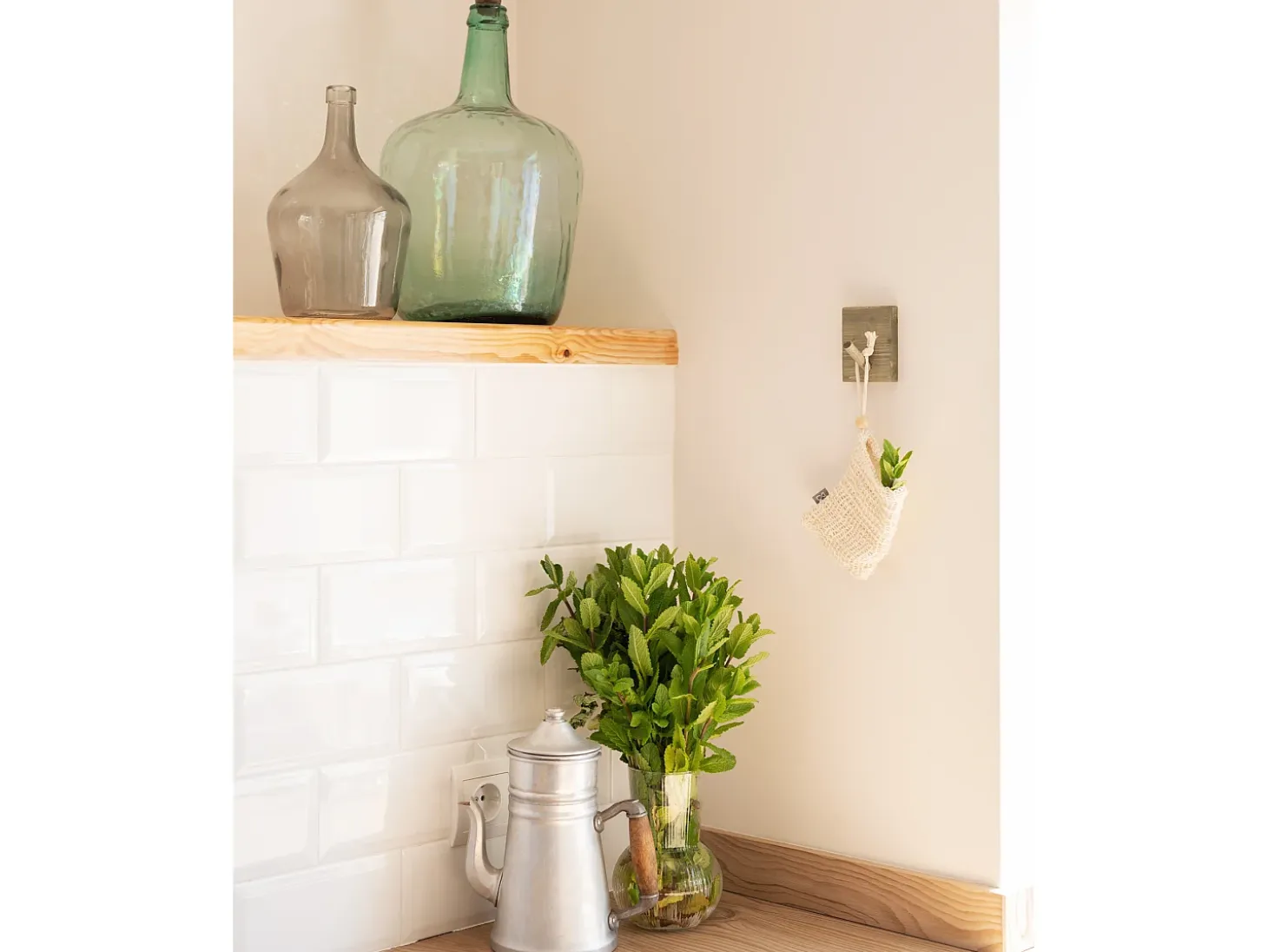 Colgador de pared de madera maciza en tono verde de 8x6cm - KATE - DECOWOOD