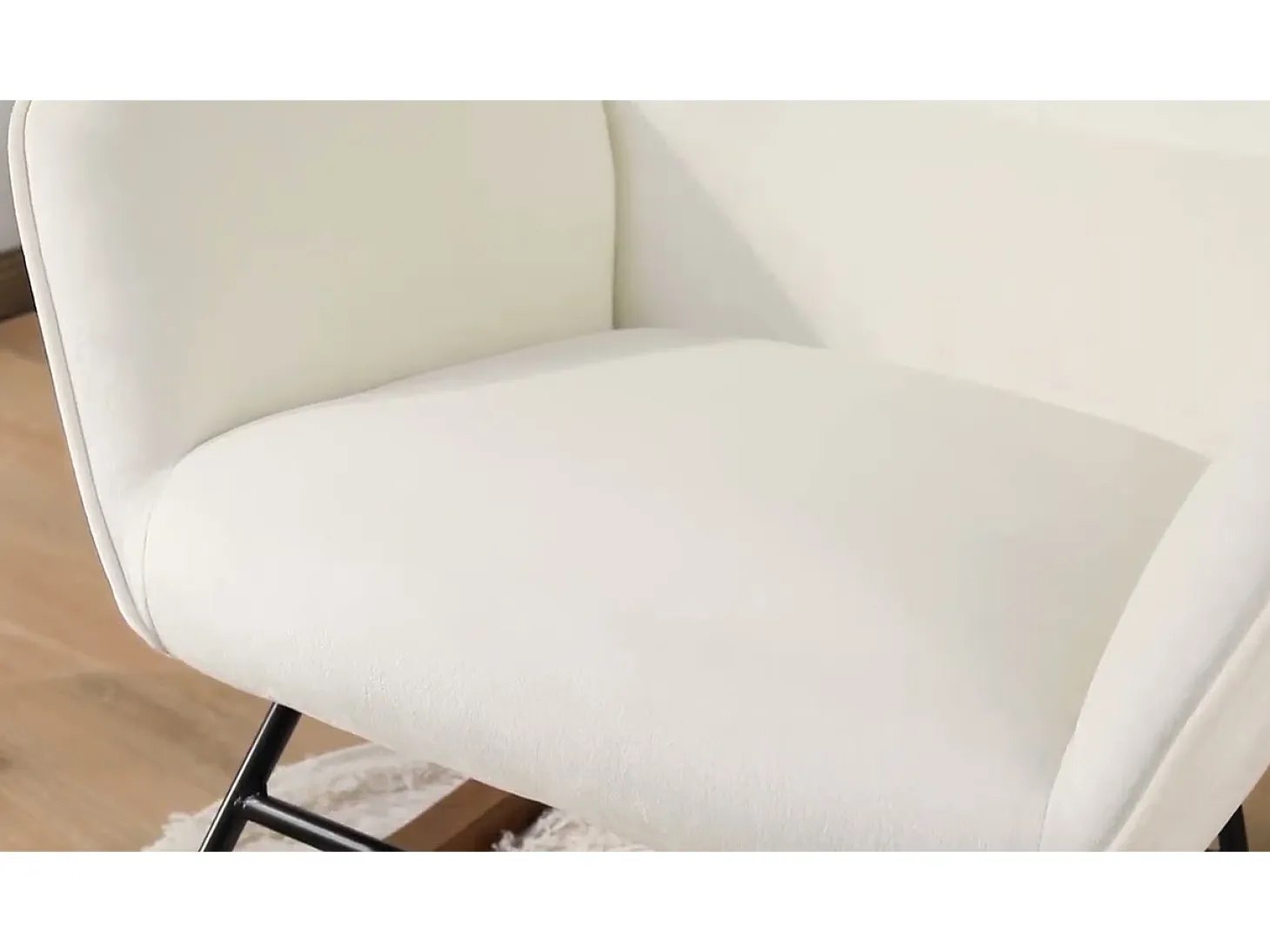 Mecedora tapizada en terciopelo con soporte lumbar, ideal para sala de estar y guardería, color beige