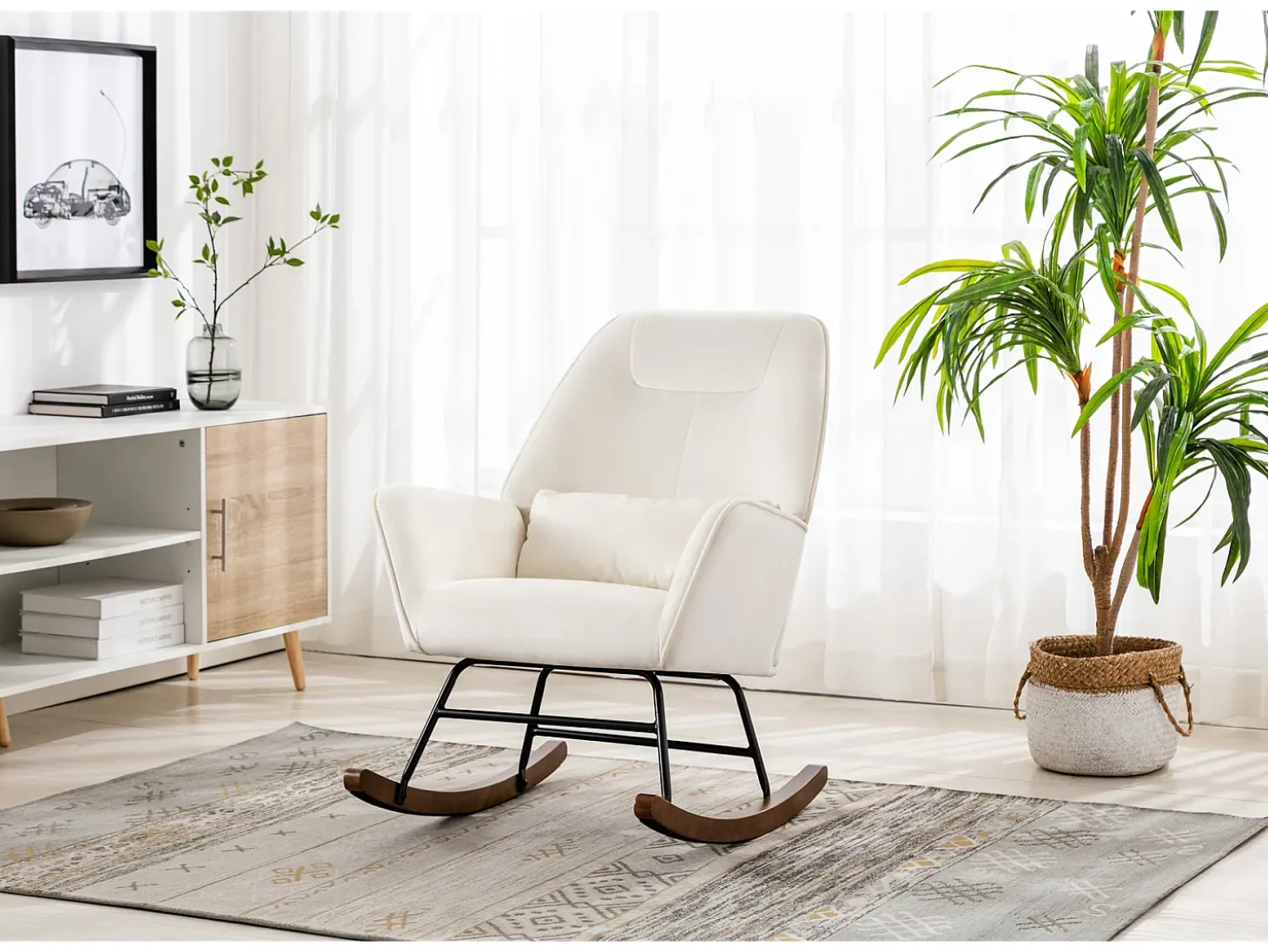 Mecedora tapizada en terciopelo con soporte lumbar, ideal para sala de estar y guardería, color beige
