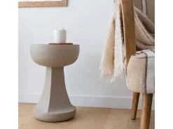 Mesa auxiliar beige Marguerite de metal para un estilo sofisticado