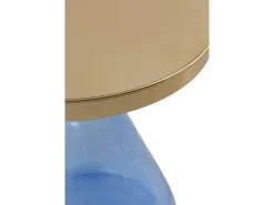 Mesa auxiliar con base de cristal azul y sobre de metal dorado
