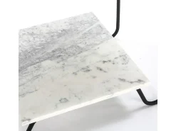 Mesa auxiliar Guaie 2 tableros de mármol blanco y metal negro