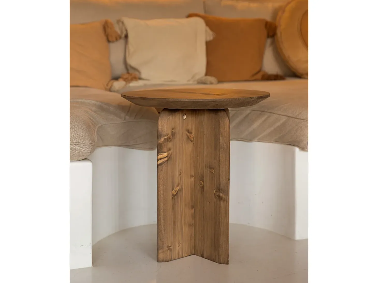 Mesa auxiliar redonda de madera de abeto maciza Decowood en color roble oscuro 50x45cm - BLOOM - DECOWOOD