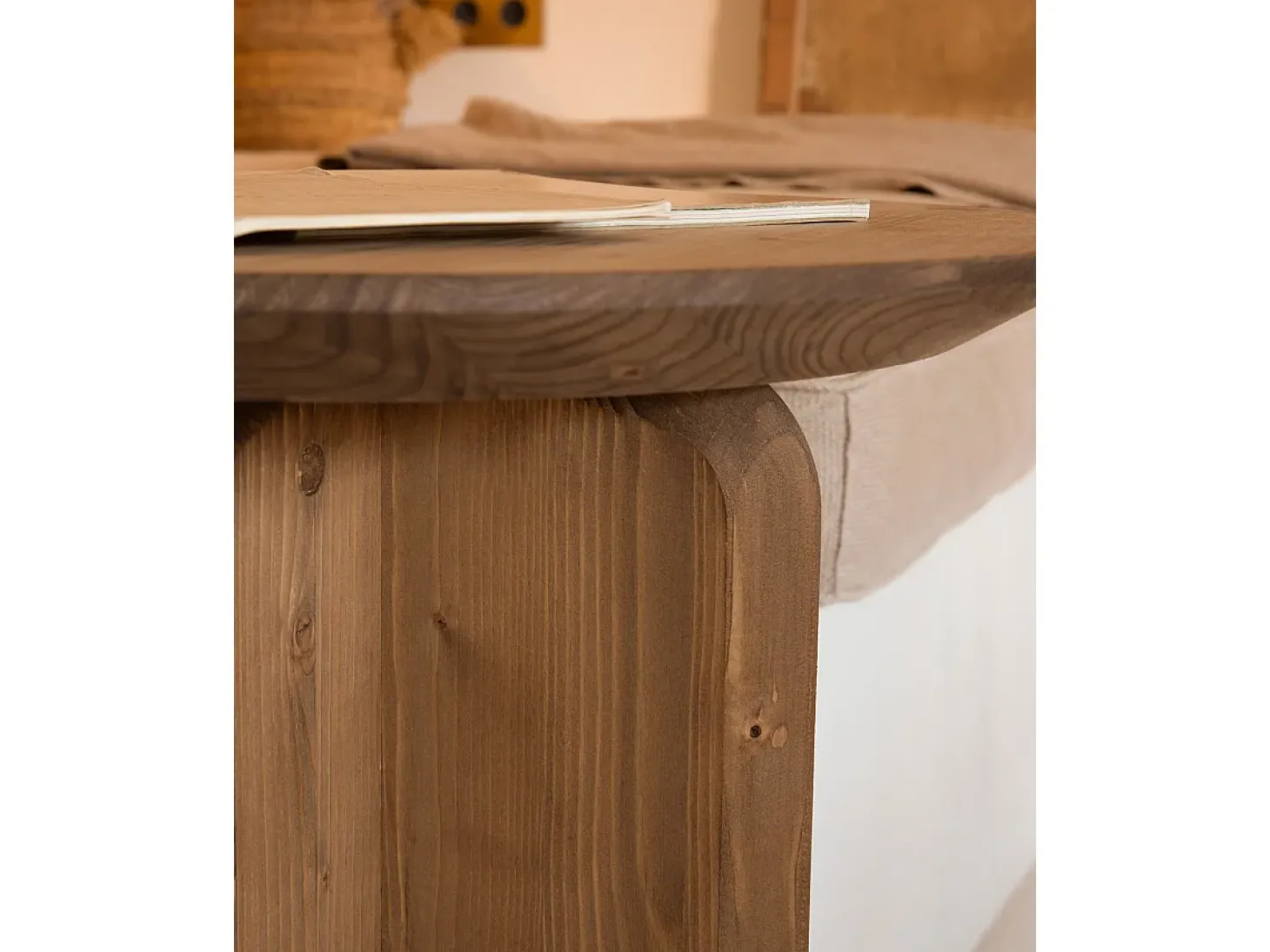 Mesa auxiliar redonda de madera de abeto maciza Decowood en color roble oscuro 50x45cm - BLOOM - DECOWOOD