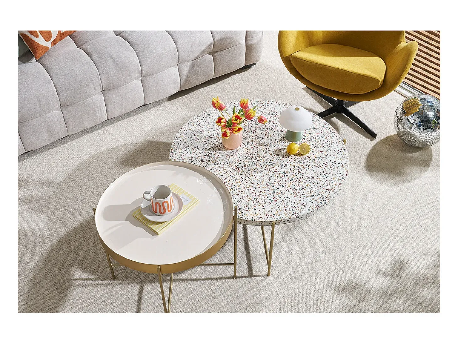 Mesa de centro de diseño redonda de terrazo y metal dorado 81 cm diám. MEZZO