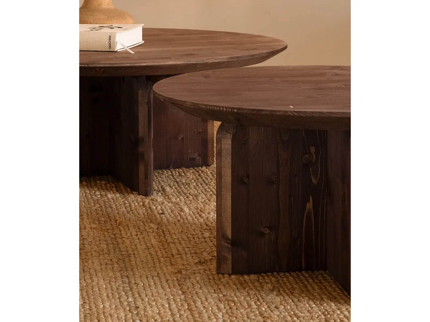 Mesa de centro redonda de madera de abeto maciza Decowood en color nogal de Ø60cm - BLOOM - DECOWOOD