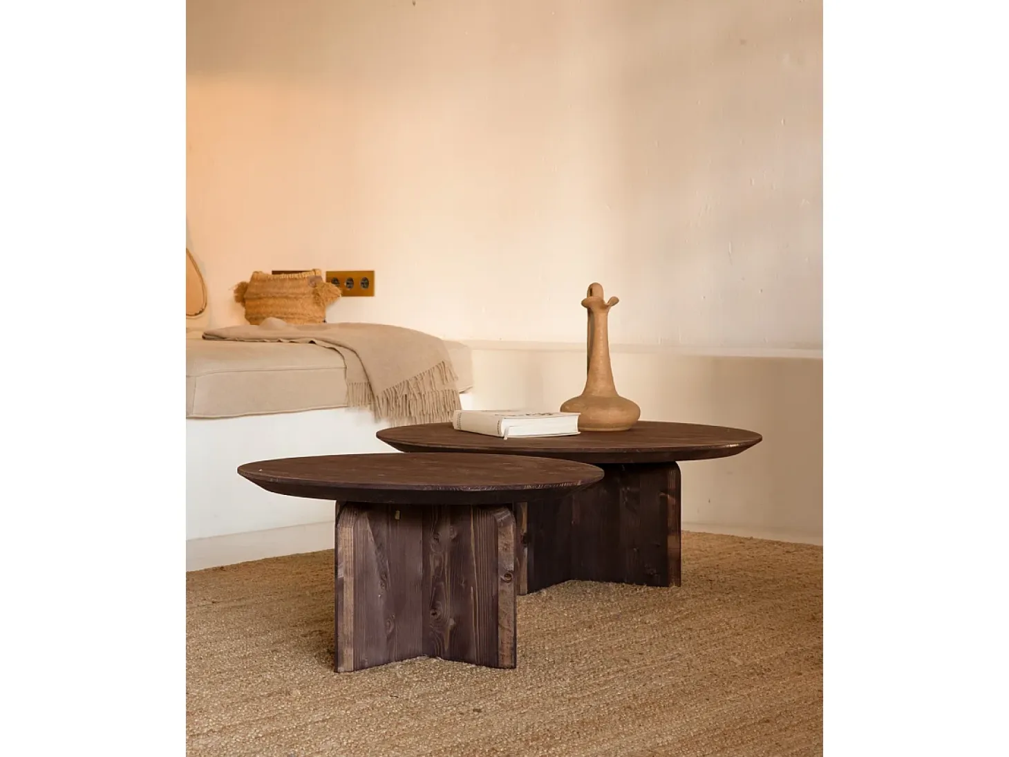 Mesa de centro redonda de madera de abeto maciza Decowood en color nogal de Ø60cm - BLOOM - DECOWOOD
