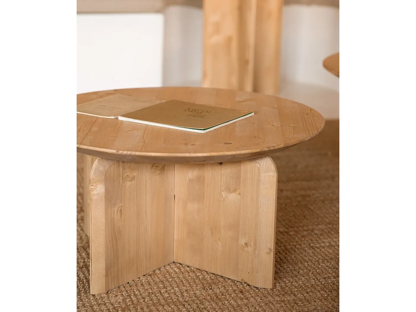 Mesa de centro redonda de madera de abeto maciza Decowood en color roble medio de Ø60cm - BLOOM - DECOWOOD