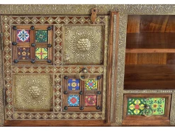 Mueble televisor hecho a mano con detalles de azulejos