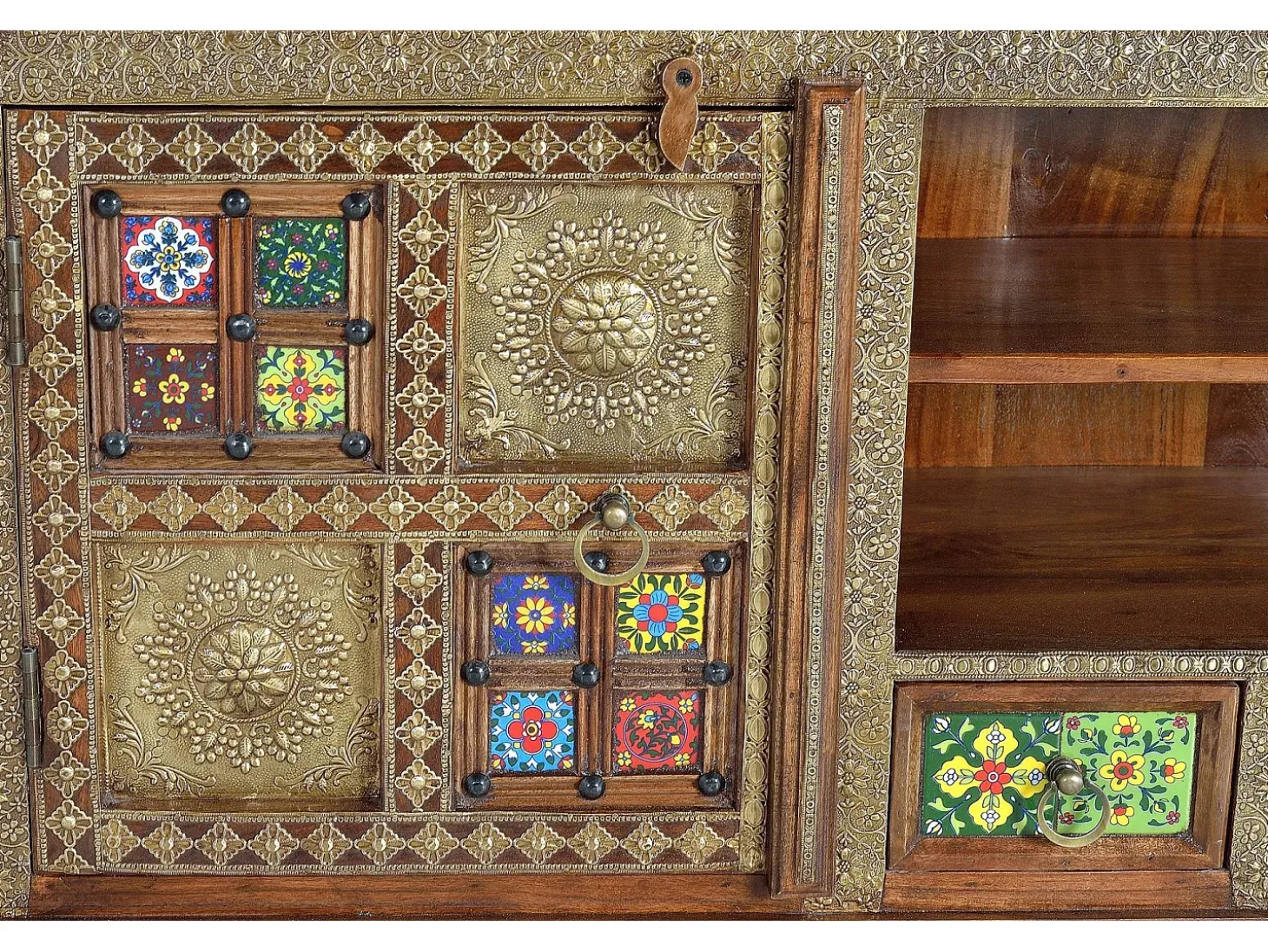 Mueble televisor hecho a mano con detalles de azulejos