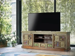 Mueble televisor hecho a mano con detalles de azulejos