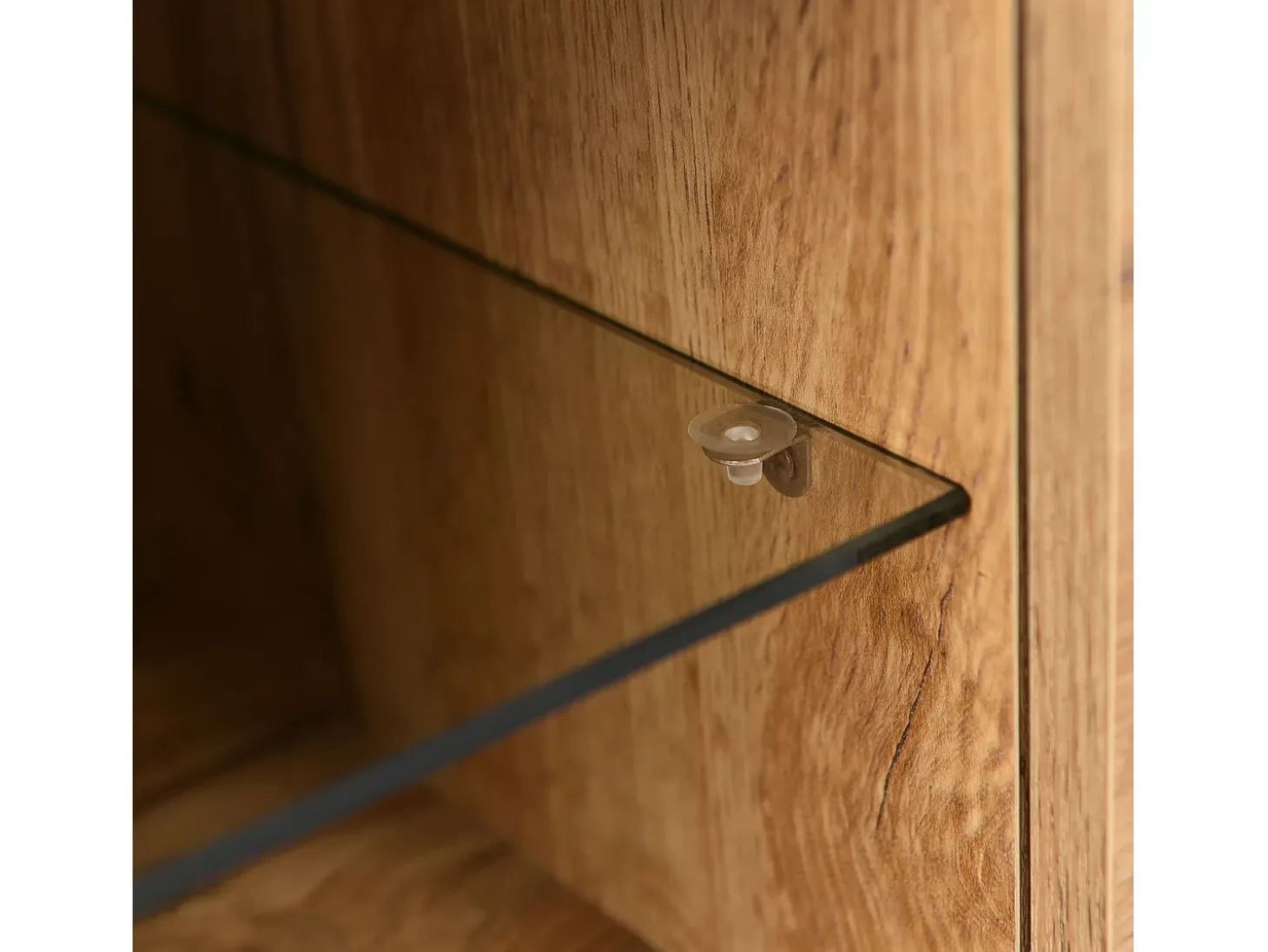 Mueble TV con 3 puertas, 2 nichos y LED, cuerpo en madera veteada natural clara, patas negras