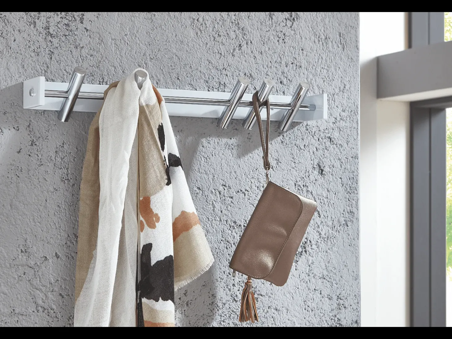 Perchero de pared contemporáneo blanco y cromado con 5 ganchos Winds