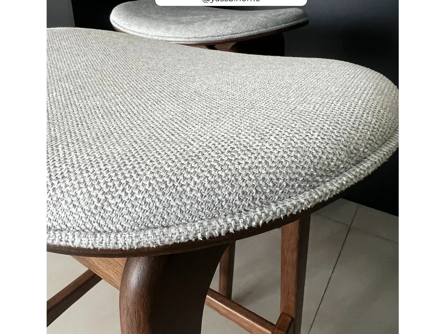 Set de 2 taburetes para isla central en madera y tela gris 65,5 cm - Jude