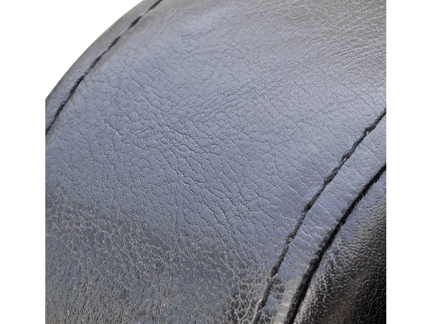 Sillón de cuero sintético negro