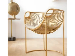 Sillón de diseño en metal dorado con cojín mullido