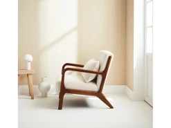 Sillón escandinavo de borreguito y madera de hevea crema