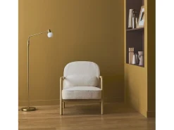 Sillón escandinavo de madera de hevea y borreguito crema