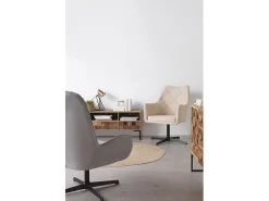 Sillón giratorio tapizado en color crema y patas metálicas