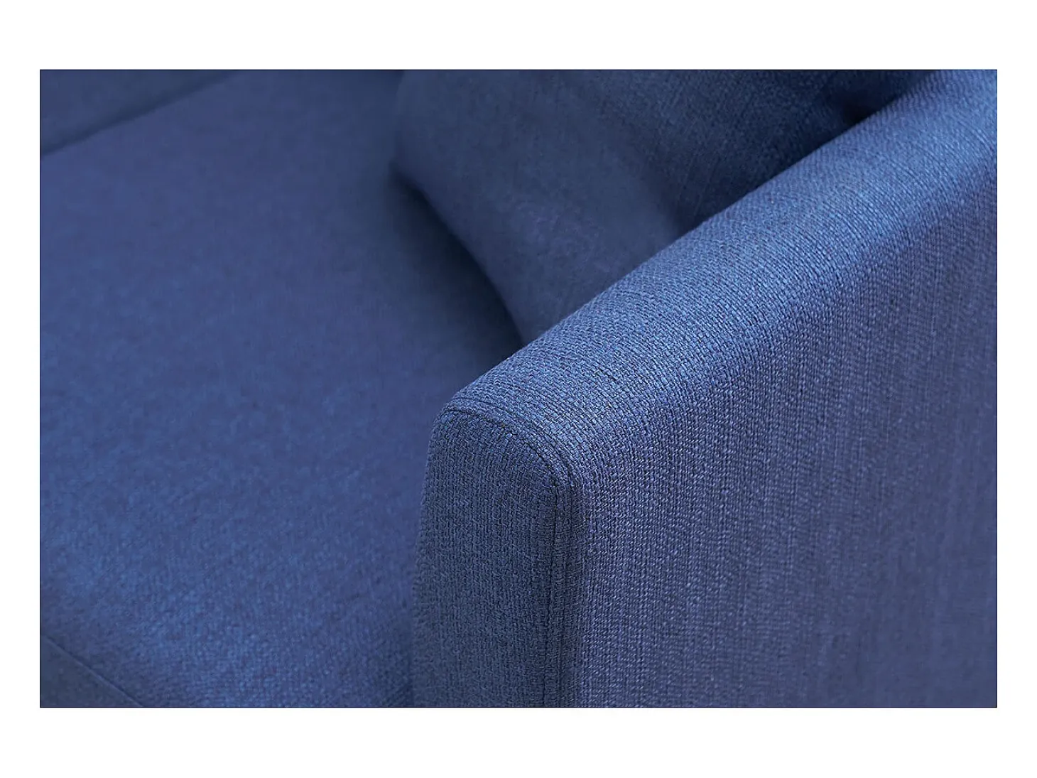 Sillón nórdico azul oscuro patas madera clara OSLO