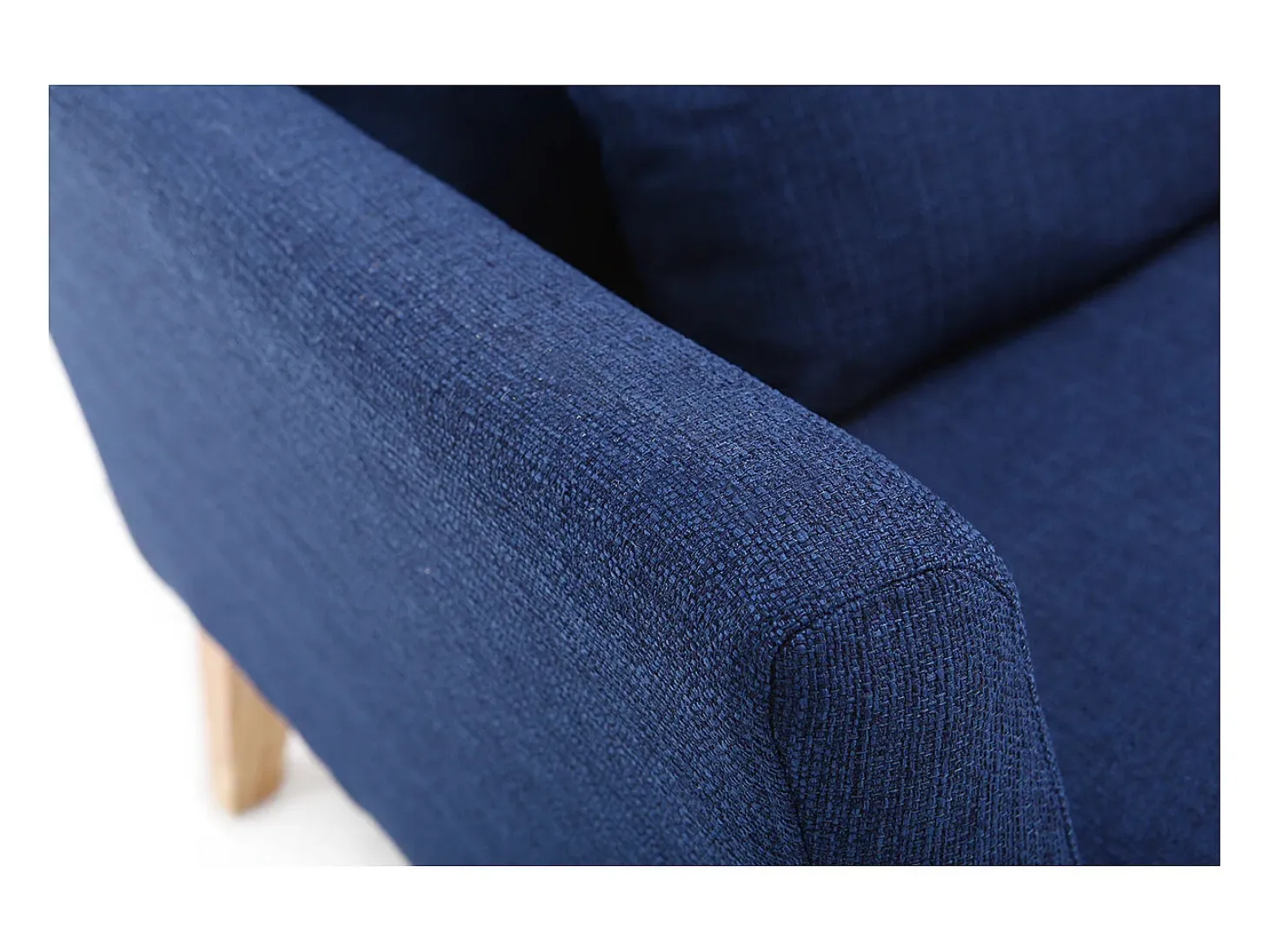 Sillón nórdico azul oscuro patas madera clara OSLO