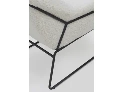 Sillón tapizado color blanco con patas metálicas negras