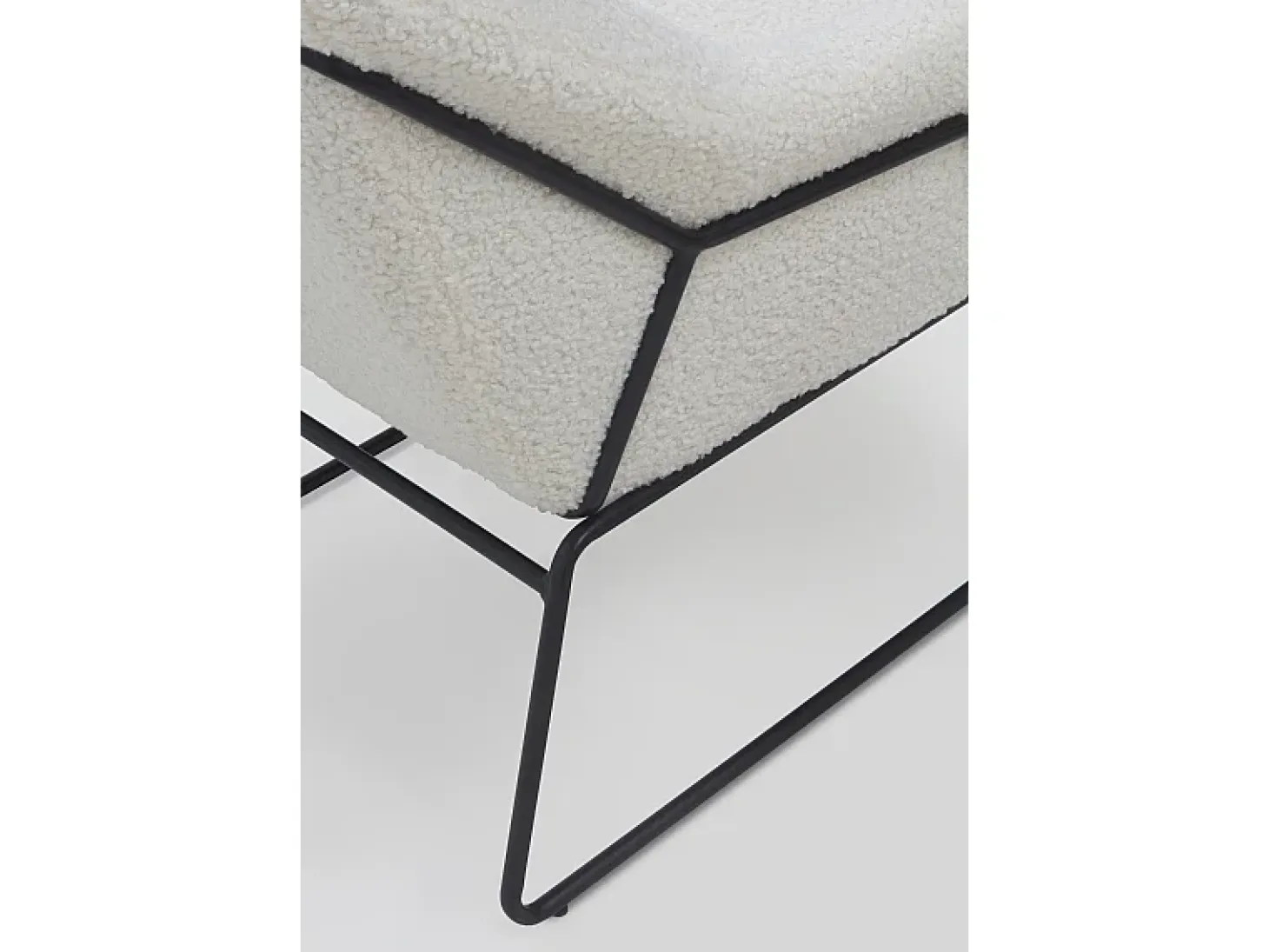 Sillón tapizado color blanco con patas metálicas negras