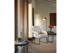 Sillón tapizado color blanco con patas metálicas negras