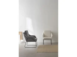 Sillón tapizado color blanco con patas metálicas negras