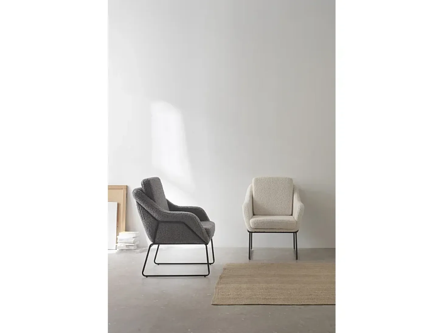 Sillón tapizado color blanco con patas metálicas negras