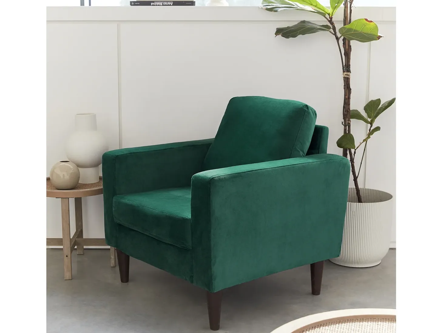 Sillón vintage de terciopelo con patas de madera verde ingles