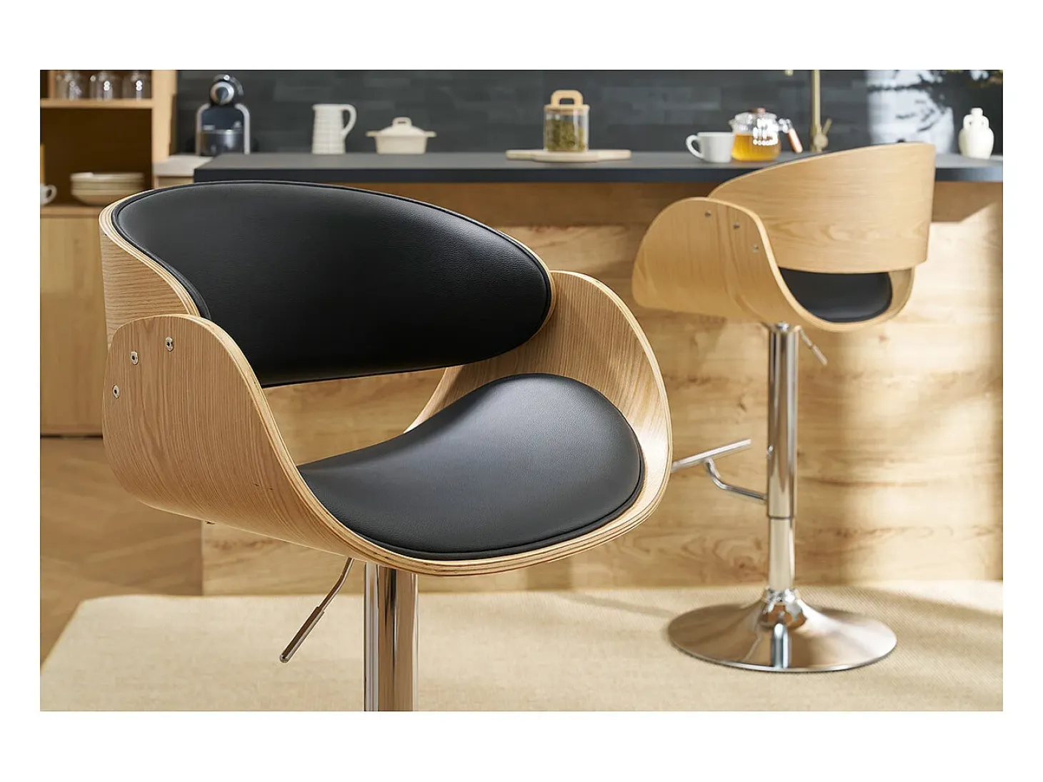 Taburete de bar diseño negro y madera clara BENT