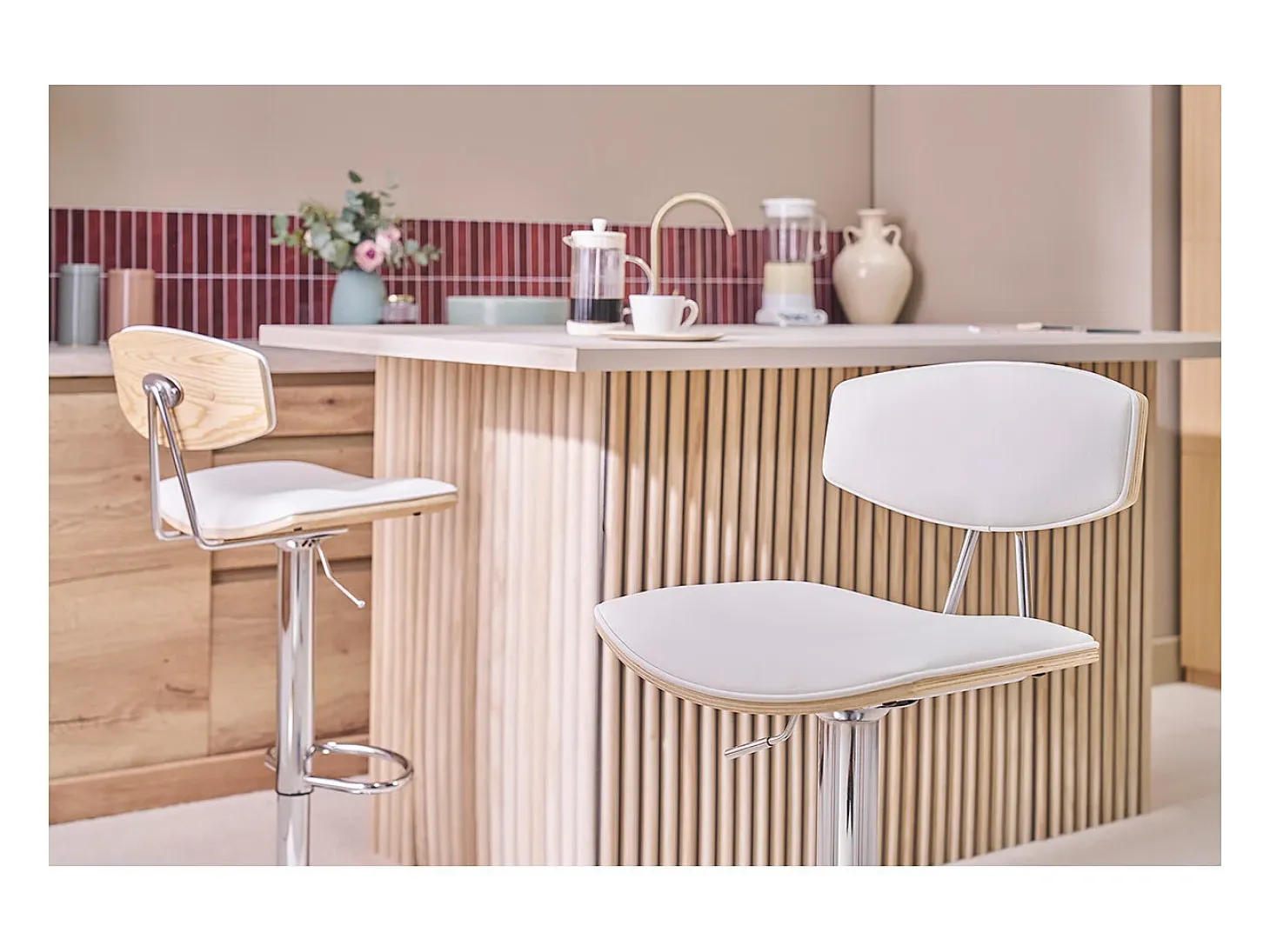 Taburete de cocina de diseño regulable blanco y madera clara VASCO