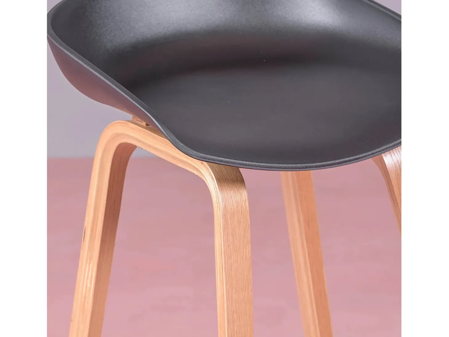 Taburete nórdico con patas de madera de haya (63cm) - Daxer - Negro