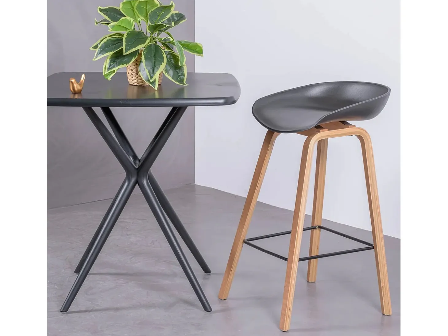 Taburete nórdico con patas de madera de haya (63cm) - Daxer - Negro