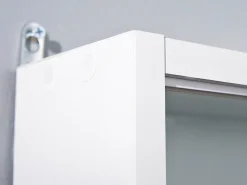 Vitrina Comit para colgar en la pared, 2 puertas de cristal color blanco.
