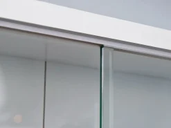 Vitrina Comit para colgar en la pared, 2 puertas de cristal color blanco.