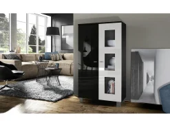 Vladon Vitrina Denjo, Cristalera con 2 Puertas y 3 Estantes de cristal, Negro mate/Negro de alto brillo/Blanco de alto brillo (71 x 129 x 35 cm)