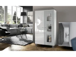 Vladon Vitrina Denjo, Cristalera con 2 Puertas y 3 Estantes de cristal, Blanco mate/Blanco de alto brillo/Hormigón oxidado (71 x 129 x 35 cm)