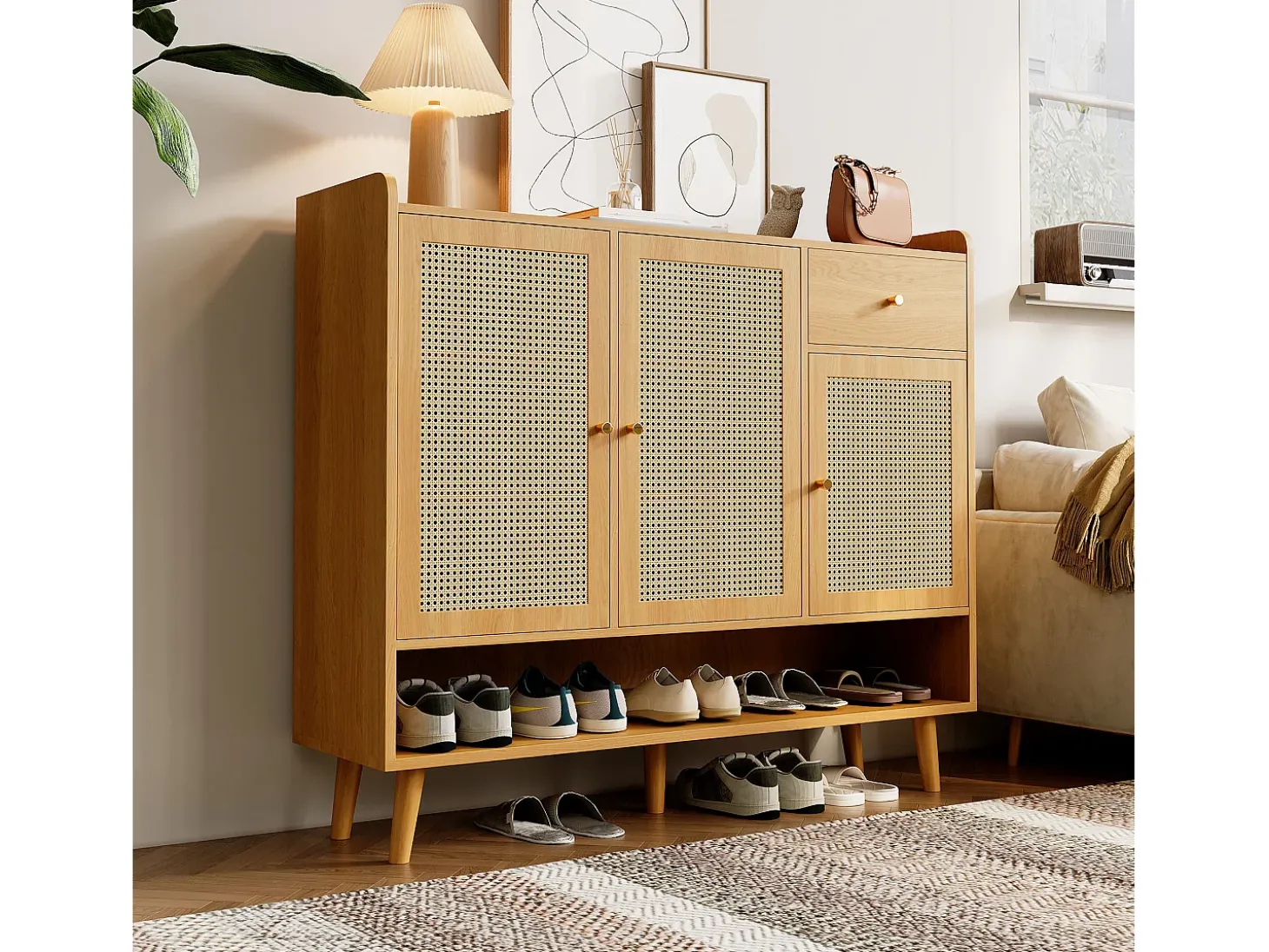 Zapatero de ratán natural con 3 puertas, 1 cajón y 5 estantes, con tiradores de metal y patas de madera maciza (120x35x106 cm)