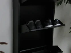 Zapatero Pisa de 6 puertas en metal negro. Se entrega completamente montado.